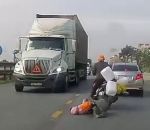 accident camion scooter Une maman et son bébé manquent de se faire écraser par un camion