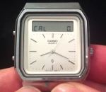 calculatrice 1984 Une montre de 1984 avec un cadran tactile