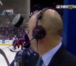 froler Un palet de hockey frôle la tête d'un commentateur