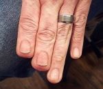doigt Maquiller des doigts amputés avec un tatouage