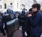 police manifestation gilet Troller des policiers en jouant la Marche impériale à la trompette (Gilets Jaunes Acte 12)