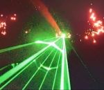 avion Un avion tire des lasers et des feux d'artifice (Avalon airshow 2019)