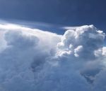 nuage orage Un avion passe à côté d’un orage