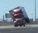 camion renverser Un camion couché par le vent