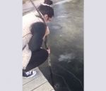 lac Une fille essaie de briser la glace avec un bâton