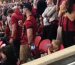 enfant football stade Un père emmène sa fille à un match