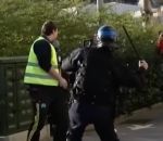 matraque Un policier matraque la tête d'un manifestant (Gilets Jaunes Acte 20)