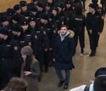policier blague metro Il fait tomber son pistolet devant des policiers