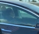 sieste dormir Un conducteur d'une Tesla dort au volant à 120km/h (Californie)
