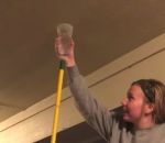 equilibre eau Blague du verre d'eau au plafond