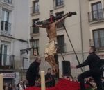 statue Faceplant du Christ pendant une procession