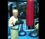 champion Un ancien champion de boxe de 76 ans s'entraine sur un sac de frappe 