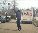 basket Un livreur FedEx s'arrête pour marquer un panier de basket