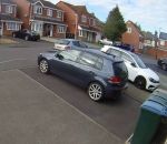 bloquer voleur Un voisin utilise sa voiture pour bloquer des voleurs de voiture (Angleterre)
