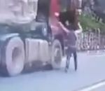 camion descente Un automobiliste court après un camion sans chauffeur