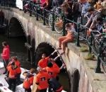 homme femme chute Descendre dans une barque Fail (Amsterdam)