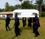 danse chute Des porteurs de cercueil font une dernière danse (Ghana)