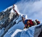 sommet alpiniste Embouteillage au sommet de l'Everest