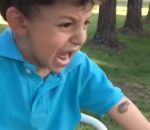 peur visage Enfant sur un toboggan vs Grenouille