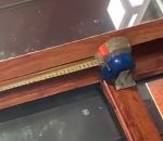 ruban metre Fermeture automatique d'une porte avec un metre ruban