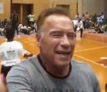 attaque dos Un jeune homme agresse Arnold Schwarzenegger