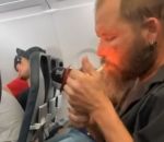 avion passager Un passager s'allume une cigarette dans un avion