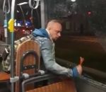 briser vitre Un passager brise une vitre pour s’échapper d'un bus (Belgique)