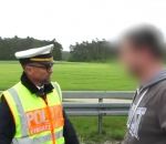 voiture automobiliste policier Un policier donne une leçon aux curieux pendant un accident de la route (Allemagne)