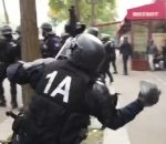 manifestation policier Un policier renvoie un pavé sur des manifestants (1er mai 2019)
