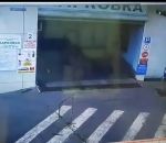 femme accident collision Problème de frein dans un parking (Russie)
