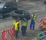 travail ouvrier cable Travail d'équipe pour dérouler un câble