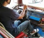 chauffeur Passer les vitesses avec le pied dans un jeepney