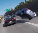 accident percuter Une voiture fait un tonneau sur une autoroute