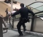escalier Un agent de sécurité chute dans un escalier