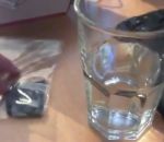 verre reaction Lithium dans un verre d'eau