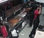 pizza employe reflexe Un employé rattrape une pizza