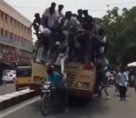 etudiant Des étudiants tombent d'un bus (Inde)