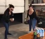 tete Deux femmes ivres essaient d'ouvrir une canette de bière avec la tête