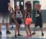 enfant Défendre sans relâche pendant un match de basket