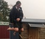 fille faceplant saut Sauter sur un trampoline recouvert de grêlons