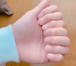 illusion doigt Une main avec 8 doigts