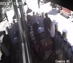 jambe chute Un patron de café jette une chaise sur un voleur de téléphone (Israël)