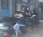 police moto La police arrête brutalement 2 braqueurs de banque (Londres)