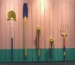 outil La famille Simpson avec des outils de jardin