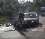 voiture motard percuter Un motard percuté par une voiture à un passage piéton
