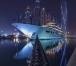 bateau yacht Un yacht à quai (Dubaï)