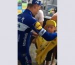 france jaune Alaphilippe donne sa tunique jaune à un enfant frigorifié (Tour de France 2019)