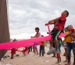 frontiere enfant Des balançoires à la frontière américano-mexicaine 
