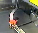 roulant Un enfant fait un tour de tapis roulant à bagages