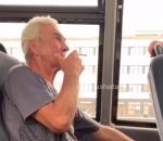 homme Un homme fume dans un bus en Russie